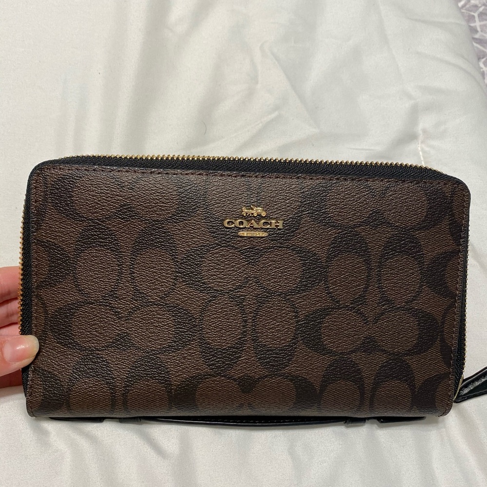 Brand new with Tag Coach large wallet wristlet